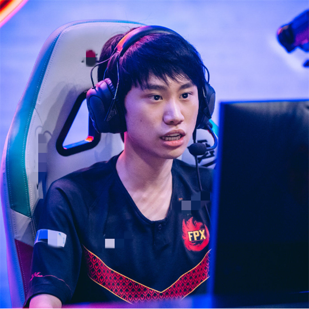 开云体育在线-GEN轻取SHR，Xiaohu极限生还后反打峡谷大战半决赛，成为赛场最大亮点