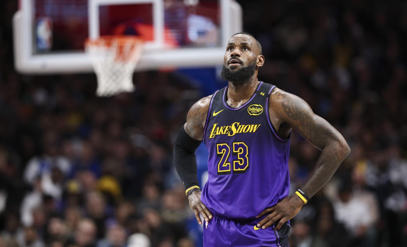 开云体育-湖人险胜上海队，武切维奇高光表现